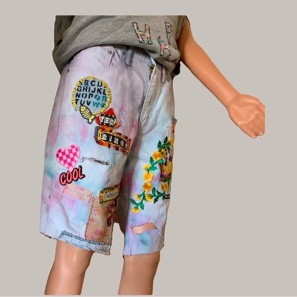 IT AIN’T BEIGE- Distressed and dyed cut-off shorts with patches - Picture 5 of 10